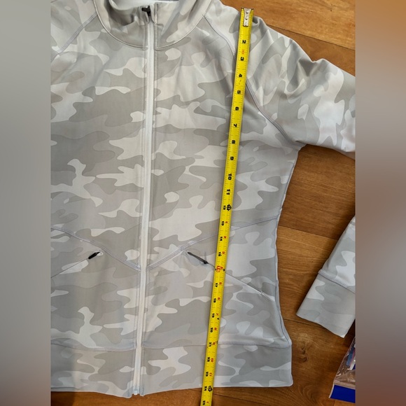 Lole Tops - LOLË Women's Light Gray and White Camo Jacket